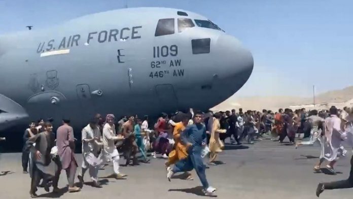 Ils tombent d’un avion en plein vol en voulant fuir l’Afghanistan (Vidéos)